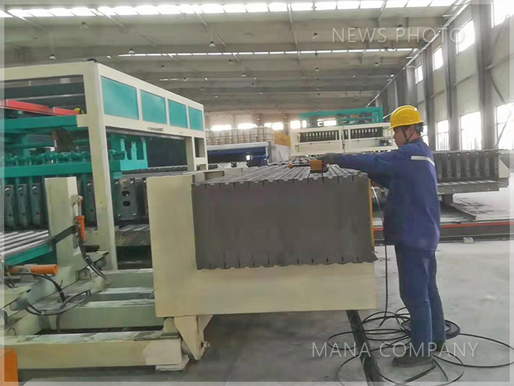 04alc板立模生产现场01.jpg